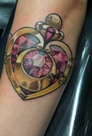 Braccio della ragazza del tatuaggio di cristallo sulla foto del tatuaggio di cristallo