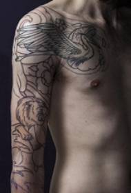 Studente maschio tatuaggio animale Baile con semplici immagini di tatuaggi di leone e uccello sul braccio
