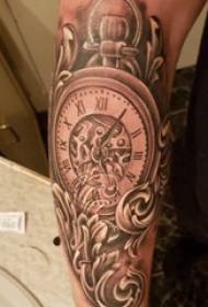 Materiál na tetovanie ramien, mužské rameno, obrázok na tetovanie čiernych hodín
