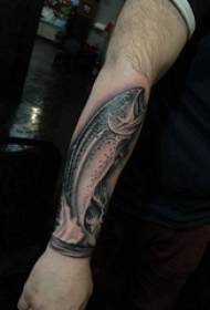 陰陽魚紋身男學生手臂上黑魚紋身圖片