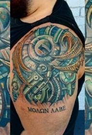Braccio dello studente maschio del tatuaggio dell'ingranaggio meccanico sull'immagine del tatuaggio dell'ingranaggio meccanico