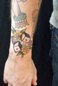 Material del tatuatge del braç, braç masculí, flor i flor del tàpia d'escorpí
