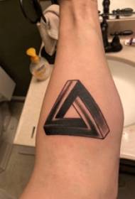 Immagine di prospettiva del tatuaggio Immagine di tatuaggio braccio maschile triangolo nero su nero