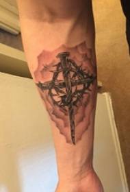 Tatuaje de cruz simple brazo de estudiante masculino en imagen de tatuaje de cruz negra