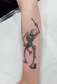 Der Arm des Schädeltätowierungsblumenarm-Jungen auf schwarzem Schädeltätowierungsbild