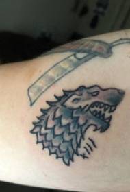 Kvapká krv vlčie hlavy, chlapca veľká paže, minimalistický obrázok tetovania vlčie hlavy