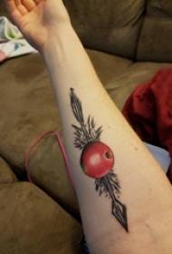 Armtatueringsmaterial, manlig arm-, äpple- och piltatueringsbild