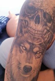 Lubanja i vuk tetovaža uzorak dječak čučanj ruke i vuk tetovaža sliku