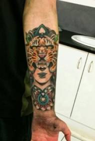 Tiger totem tattooê mêrikê xwendekar li ser tîra totem tattooê karektera wêneyê tattooê porteqalî