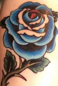 Braccio della ragazza del tatuaggio rosa sull'immagine del tatuaggio rosa