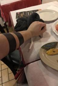 Armbånd tatoveringsmønster, minimalistisk armbånd tatoveringsbillede på drengens arm