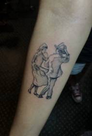 Sketsa tato sederhana karakter pria dengan tato hitam di lengan
