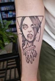 Brazo de tatuaje chica brazo de niña en triángulo y retrato de personaje tatuaje foto