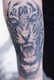 Pequeño tatuaje animal del brazo del niño en la imagen del tatuaje del tigre negro