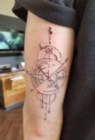 Мужчынская рука татуіроўкі на чорным малюнку татуіроўкі компаса