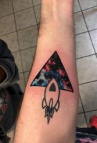 Geometrické prvky tetování chlapci paže na trojúhelníky a obrázky tetování rakety
