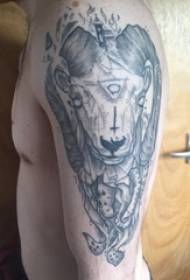 Tatuaż głowa koza szatan mężczyzna chłopiec ramię tatuaż głowa kozy szatan czarny szary obraz tatuaż