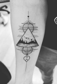 Trojúhelník tetování ilustrace muž student paže na trojúhelník a obrázek krajiny tetování