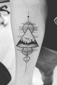 Braccio dello studente maschio dell'illustrazione del tatuaggio del triangolo sull'immagine del tatuaggio del paesaggio e del triangolo