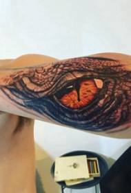 Tatouage pour les yeux, photo de tatouage en crocodile masculin sur le bras