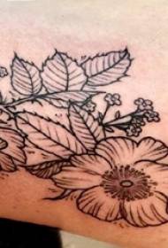 Ziedu tetovējums ar mazu, svaigu ziedu tetovējuma attēlu uz meitenes rokas