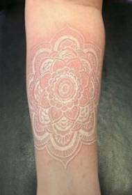 Whawhai pikitia potae perehana kotiro i runga i te whakaahua tattoo puawai ma