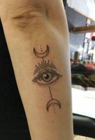 Akių tatuiruotės merginos ranka ant juodos akių tatuiruotės nuotraukos