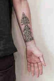 Geometriese tatoeëring , seun se arm, minimalistiese tatoeëermerk