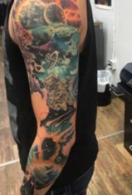 Kleine kosmische tattoo jongen arm op gekleurde planeet tattoo foto