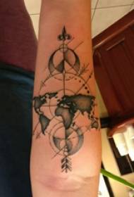 Imagen del tatuaje del brazo brazo del niño en el mapa y brújula imagen del tatuaje