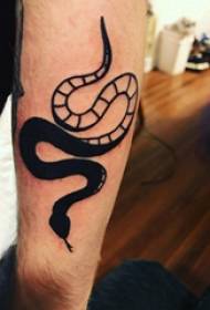 Tatui il braccio dello studente maschio del modello del piccolo braccio sull'immagine nera del tatuaggio del serpente