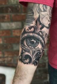 Arm Tattoo Material, männlicher Arm, Blume und Auge Tattoo Bild