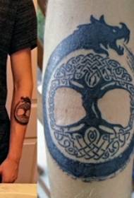 Arbre de tatouage, bras de garçon, image de tatouage de totem