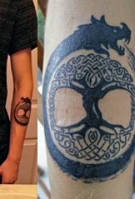Tatuaggio dell'albero, braccio del ragazzo, foto del tatuaggio dell'albero totem