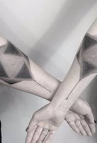 Vriendinnen tatoeaazje freondinnen earms op swarte geometryske tatoeaazjefoto's