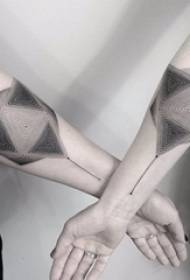 Braccia di fidanzate tatuaggi fidanzate su immagini di tatuaggi geometrici neri
