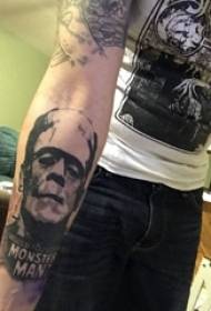 Tatuaj personaj băiat personaj pe model de tatuaj braț