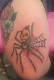 Spinnen Tattoo, männlicher Arm, Achselhöhle und Spinnen Tattoo Bild