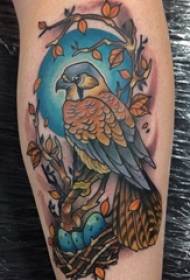 Tatuiruotės paukštis, berniukas, rankos ant paukščio tatuiruotės nuotrauka
