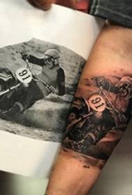 Yksinkertainen tatuointiehdotus poikasta, jonka käsivarsissa on musta harmaa luonnos