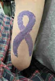 Maalattu tatuointi tytön käsivarsi värillinen nauha tatuointi kuva