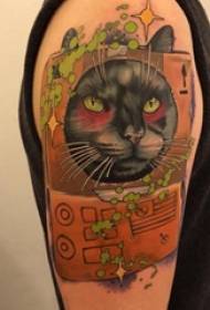 O braço do menino de tatuagem gatinho na foto de tatuagem de gato