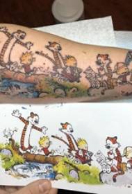 Մուլտֆիլմ վագրերի դաջվածքների օրինակին մուլտֆիլմ վագրերի դաջվածքի նկարը նկարված է տղայի թևի վրա
