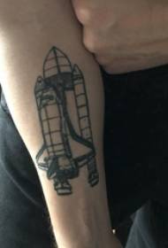 Tatuaje de línea minimalista brazo masculino en imagen de tatuaje de cohete negro