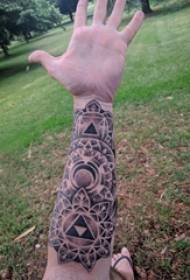 Arm tatoveringsmateriale drengearm på sort vaniljetatoveringsbillede