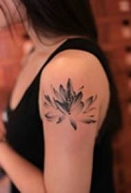 Tatuaggio fiore bellezza temperamento