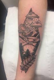 Braccio del ragazzo del modello del tatuaggio di paesaggio sul modello del tatuaggio del paesaggio