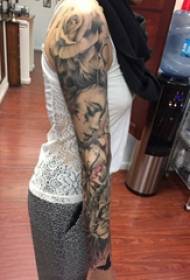 Tattoo arm meisie meisie swartgrys karakter tatoeëermerk op meisie arm