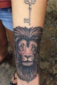 foto tatuazh Lion vajzë vajzë tatuazh lion në krah
