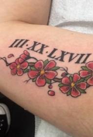 Tattoo arm გოგონა გოგონას მკლავი რომაულ ციფრებზე და ყვავილების ტატულის სურათზე